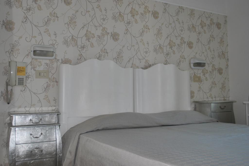 Hotel Marika Римини Екстериор снимка