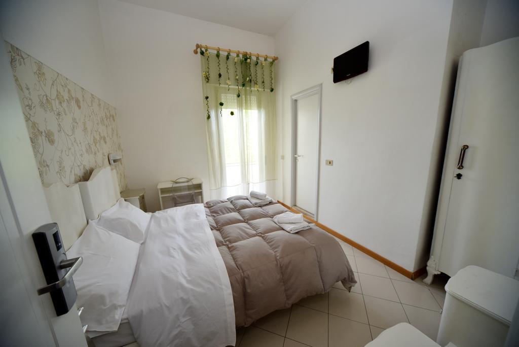 Hotel Marika Римини Екстериор снимка