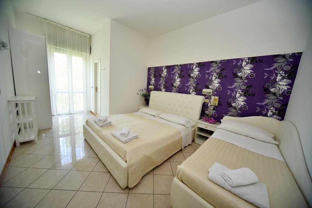 Hotel Marika Римини Екстериор снимка