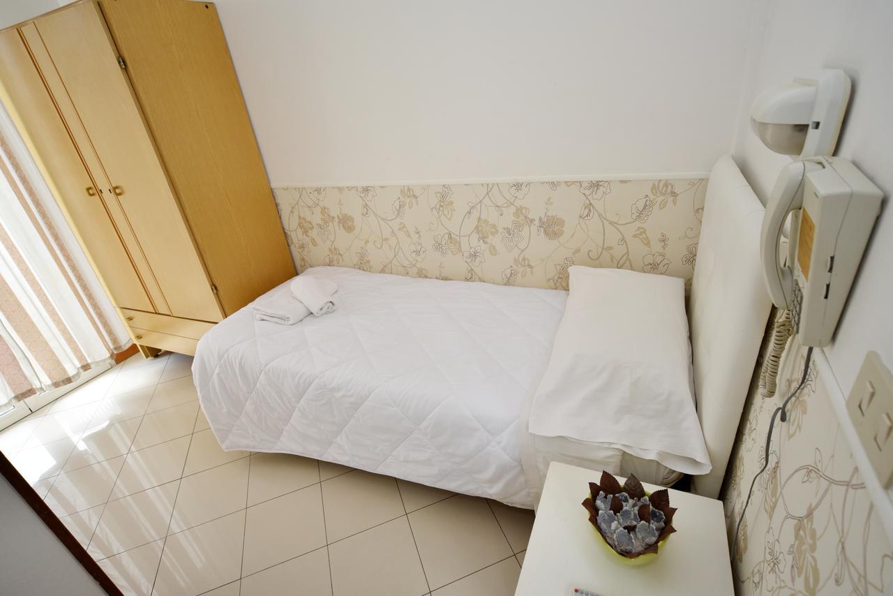 Hotel Marika Римини Екстериор снимка