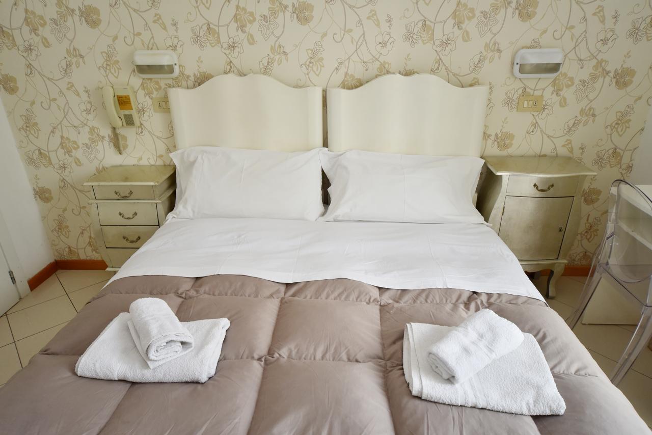 Hotel Marika Римини Екстериор снимка
