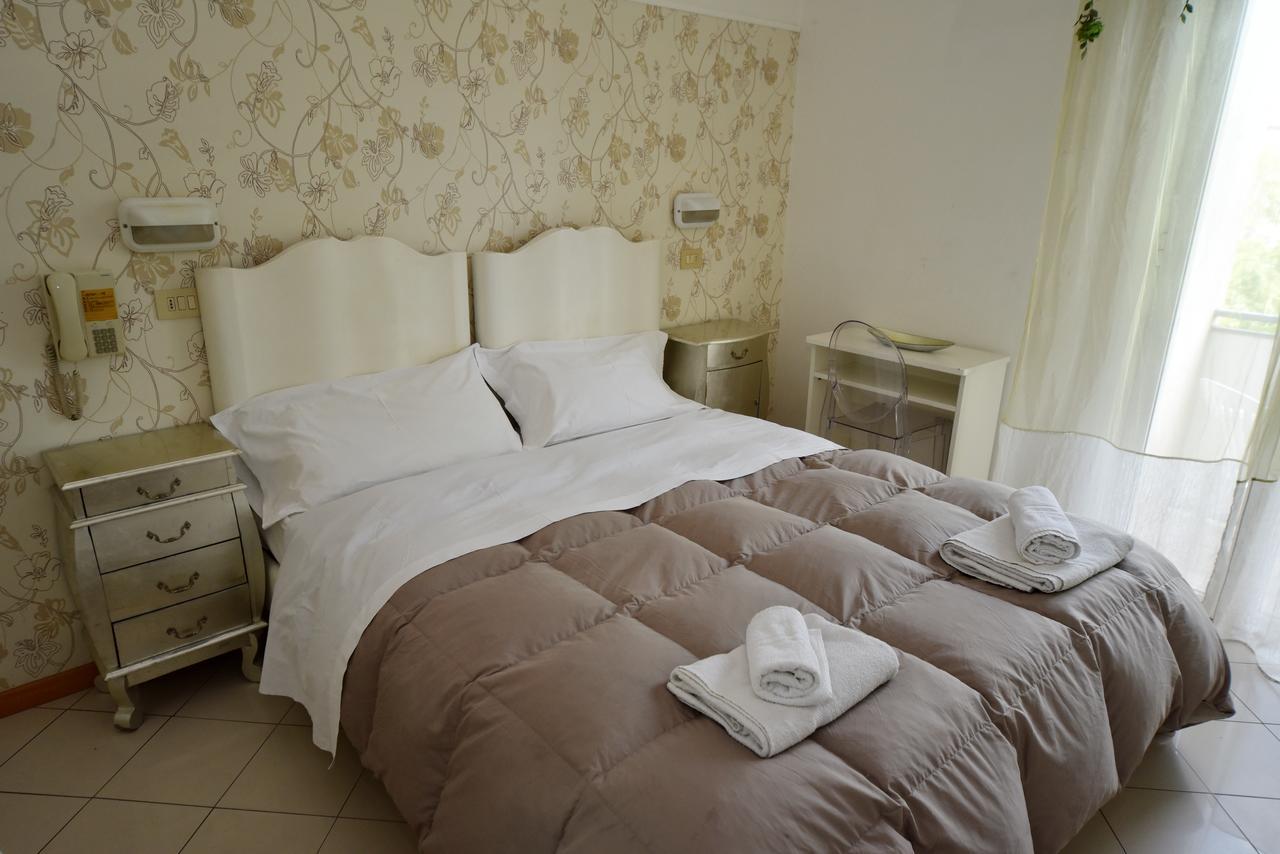 Hotel Marika Римини Екстериор снимка