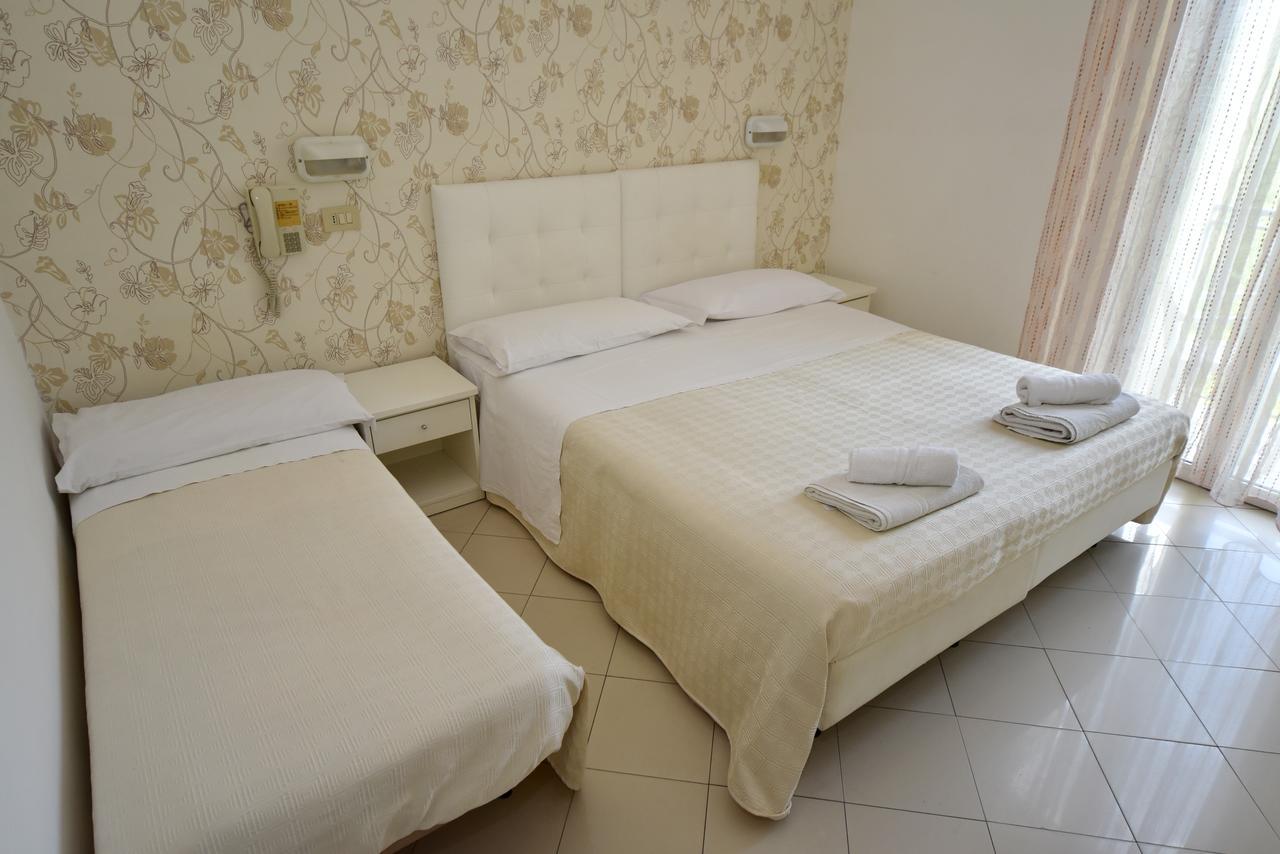 Hotel Marika Римини Екстериор снимка