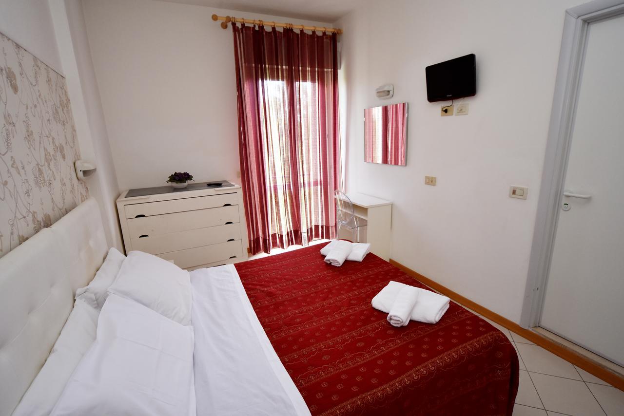 Hotel Marika Римини Екстериор снимка