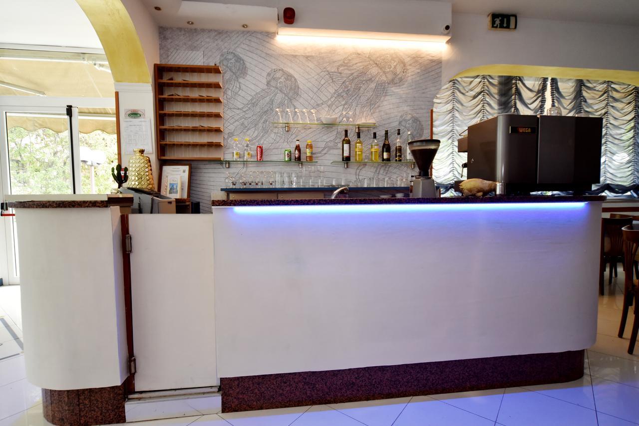 Hotel Marika Римини Екстериор снимка