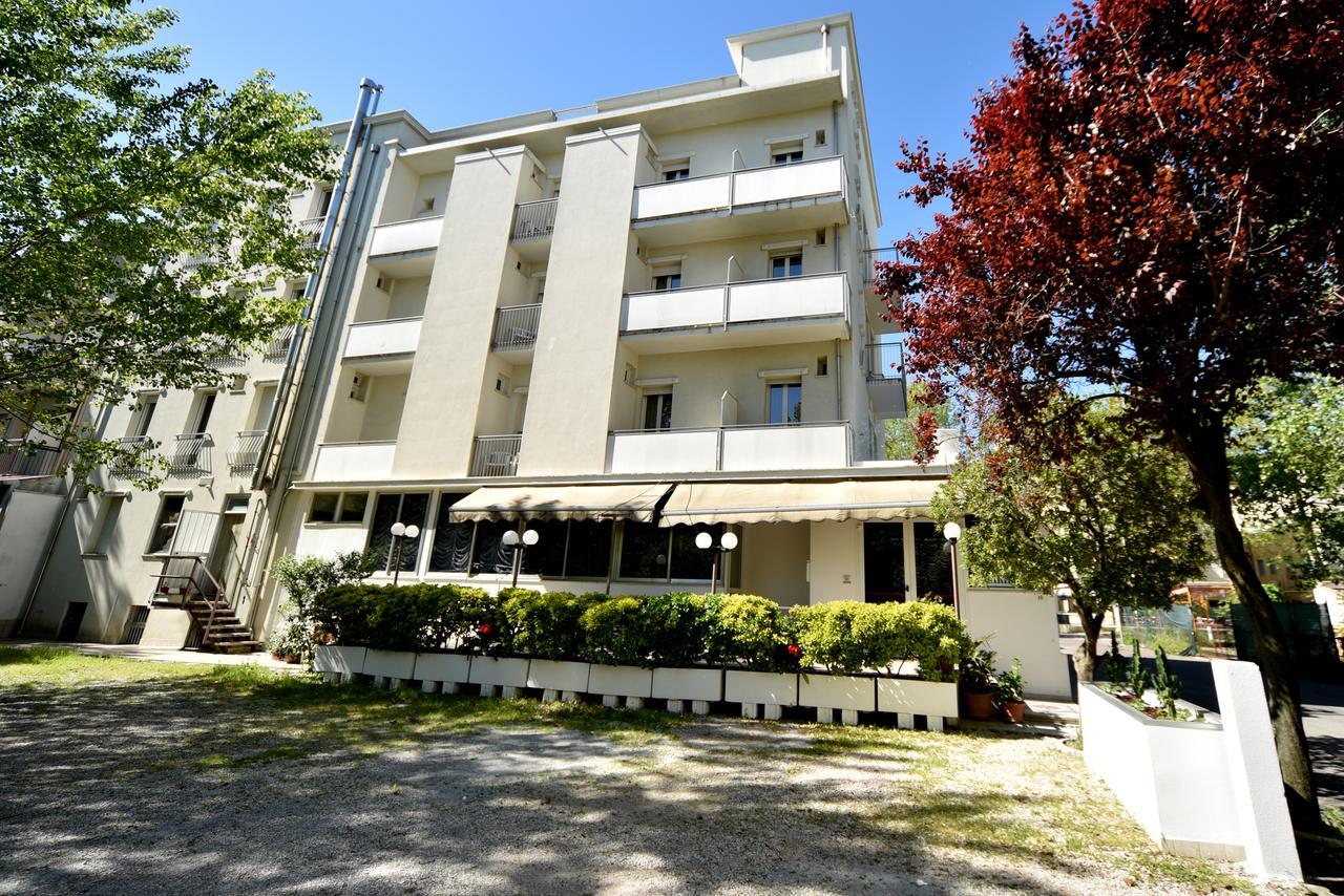 Hotel Marika Римини Екстериор снимка