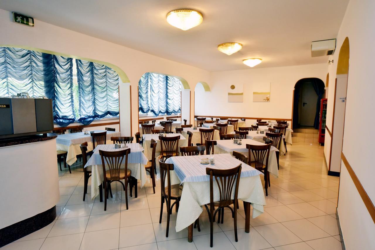Hotel Marika Римини Екстериор снимка