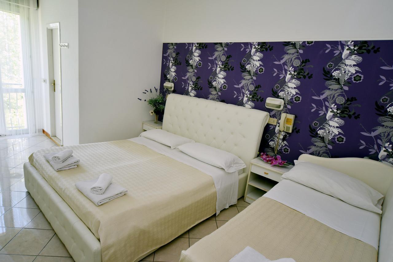 Hotel Marika Римини Екстериор снимка