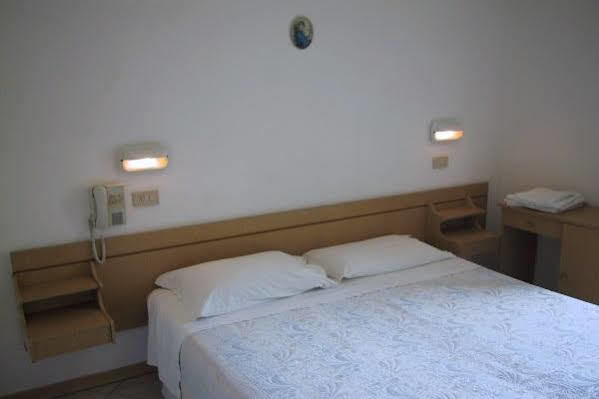 Hotel Marika Римини Екстериор снимка
